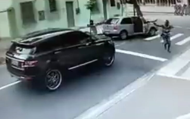 Του έστησαν ενέδρα μέρα μεσημέρι σε κεντρικό σημείο και του πήραν το αυτοκίνητο (βίντεο)